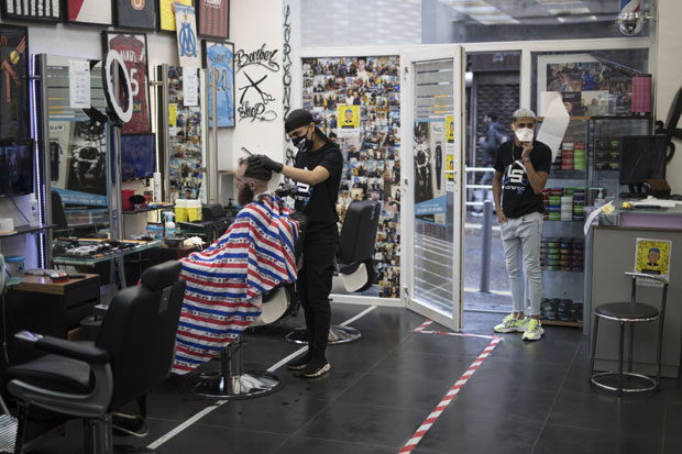 Французи нагрнули у салоне: Фризери пребукирани